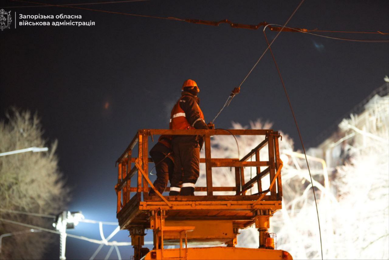 Очередной удар врага повредил многоэтажку в Запорожье