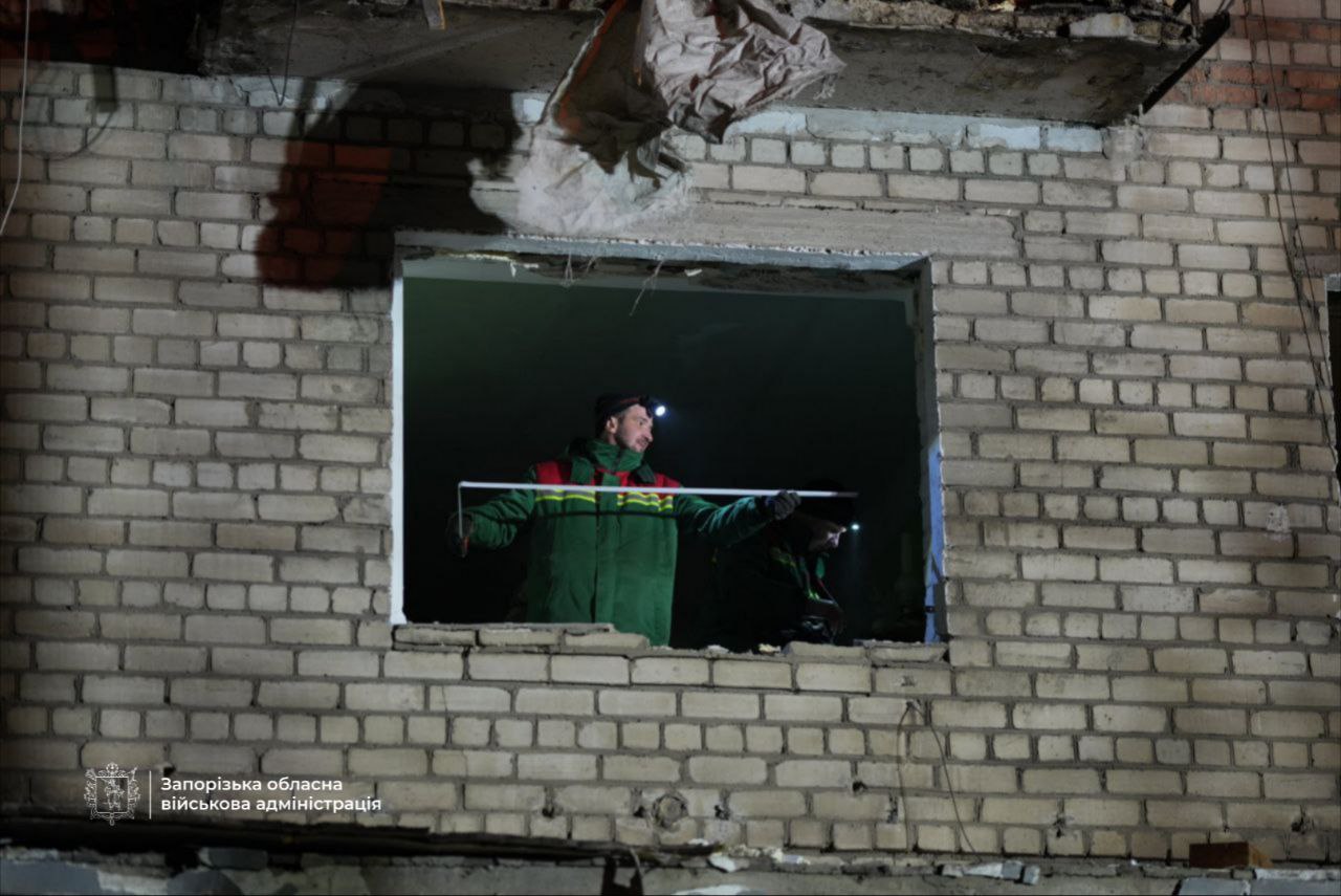 Очередной удар врага повредил многоэтажку в Запорожье