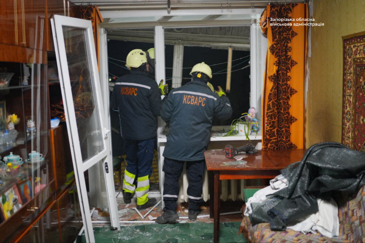 Очередной удар врага повредил многоэтажку в Запорожье