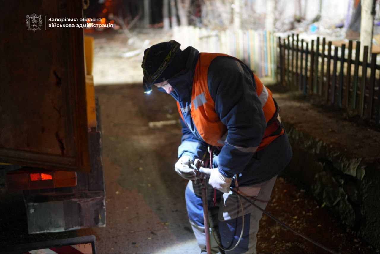 Очередной удар врага повредил многоэтажку в Запорожье