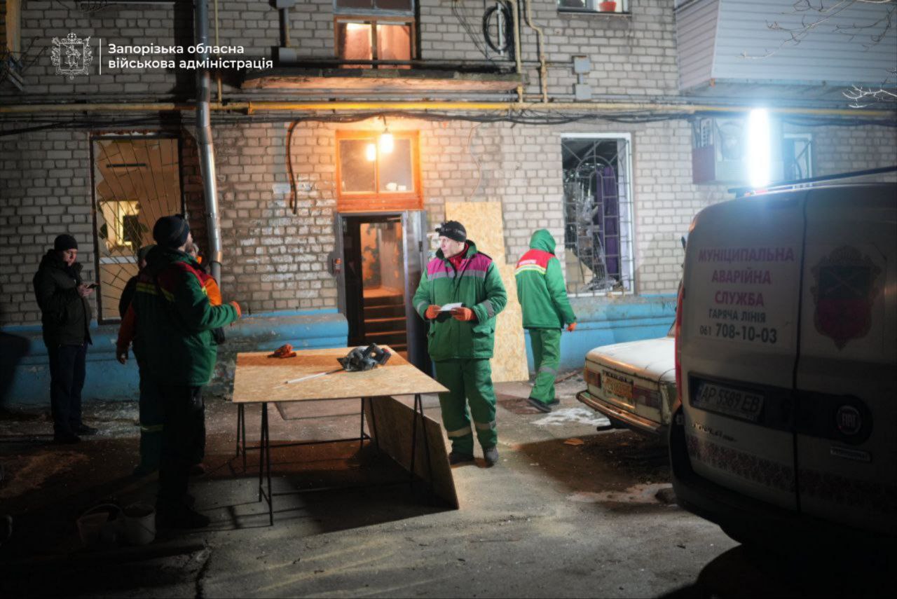 Очередной удар врага повредил многоэтажку в Запорожье