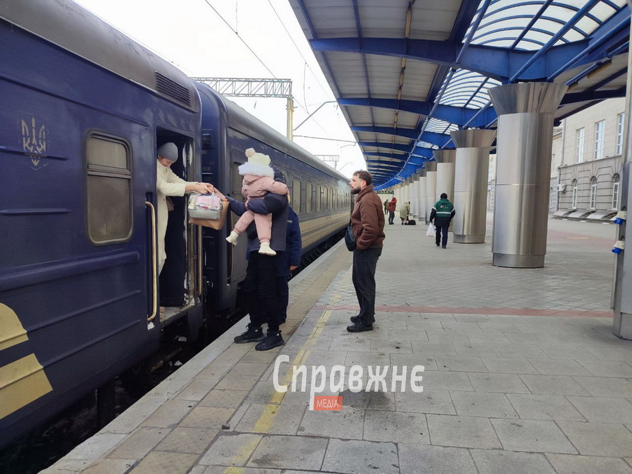 Как пассажиры железной дороги добираются до Запорожья – репортаж из Днепра