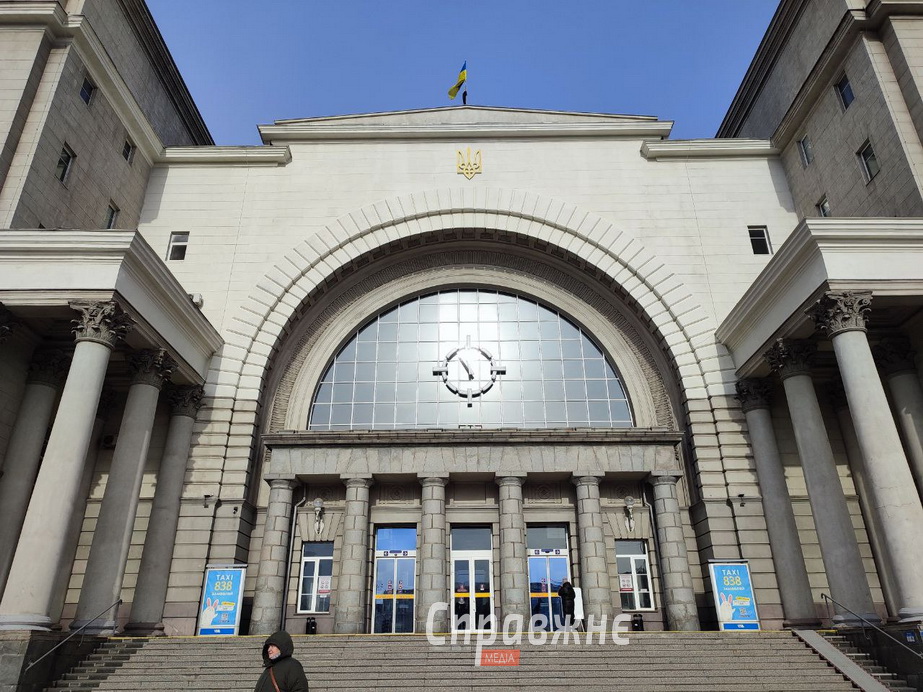 Як пасажири залізниці дістаються Запоріжжя – репортаж з Дніпра