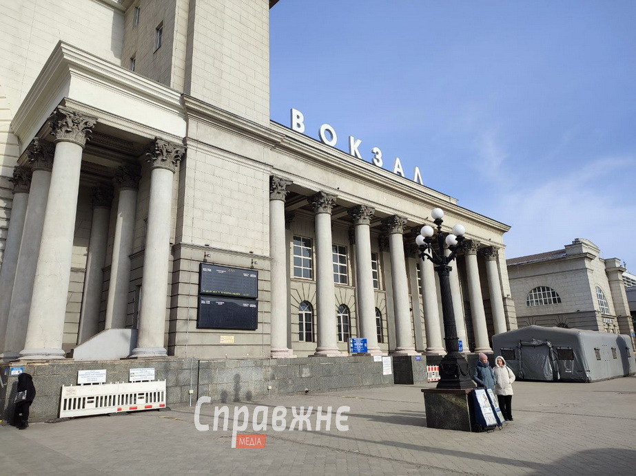 Как пассажиры железной дороги добираются до Запорожья – репортаж из Днепра