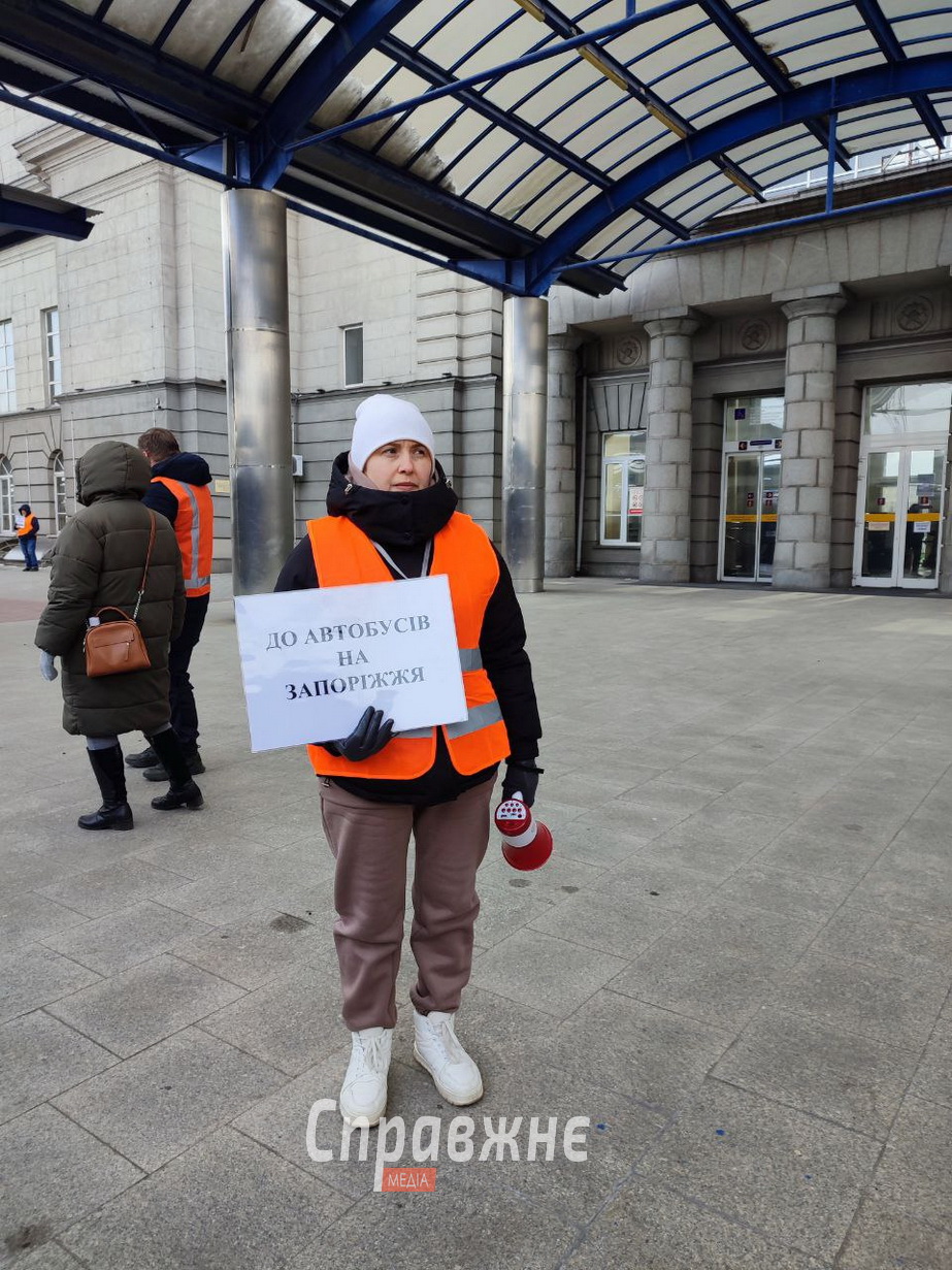 Как пассажиры железной дороги добираются до Запорожья – репортаж из Днепра