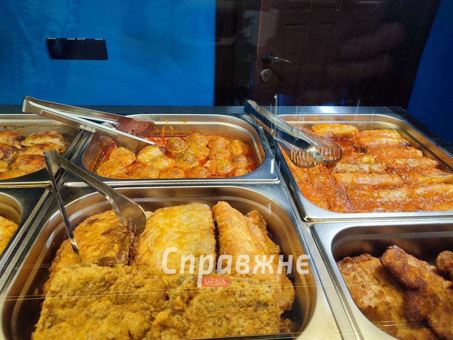 Она профессиональная юрист, он – инженер-строитель. После начала полномасштабной войны семья оставила бизнес и дом, но не идею работать для людей Потеряли бизнес в оккупации – запустили столовую в Запорожье