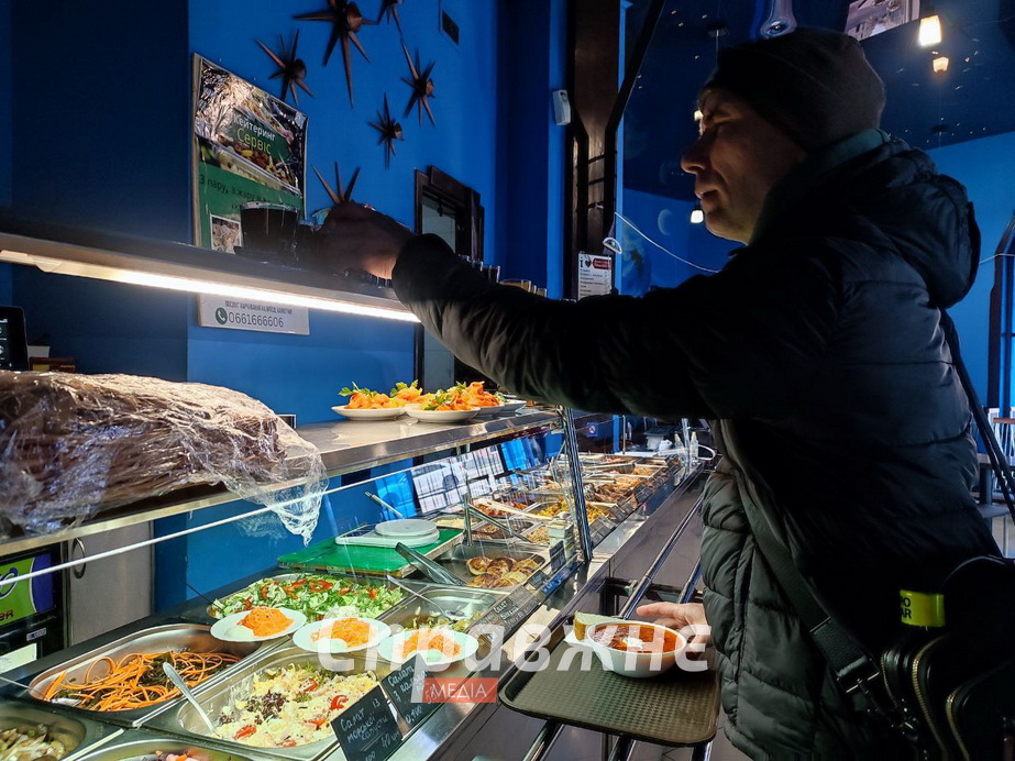 Она профессиональная юрист, он – инженер-строитель. После начала полномасштабной войны семья оставила бизнес и дом, но не идею работать для людей Потеряли бизнес в оккупации – запустили столовую в Запорожье