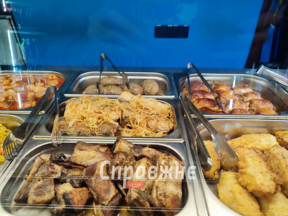 Она профессиональная юрист, он – инженер-строитель. После начала полномасштабной войны семья оставила бизнес и дом, но не идею работать для людей Потеряли бизнес в оккупации – запустили столовую в Запорожье