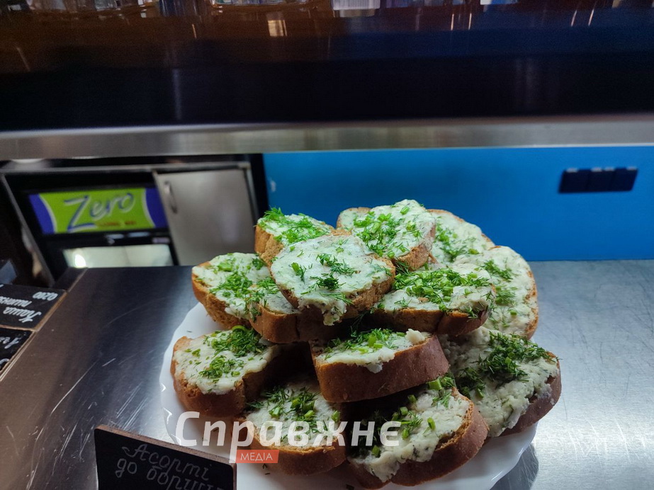 Она профессиональная юрист, он – инженер-строитель. После начала полномасштабной войны семья оставила бизнес и дом, но не идею работать для людей Потеряли бизнес в оккупации – запустили столовую в Запорожье