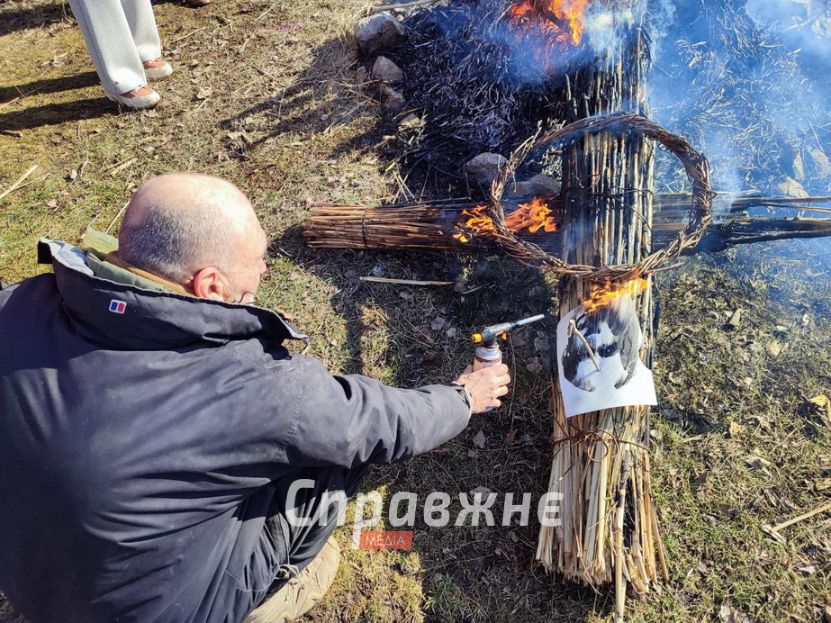 Запорожцы традиционно провели зиму сожжением чучела "путина"