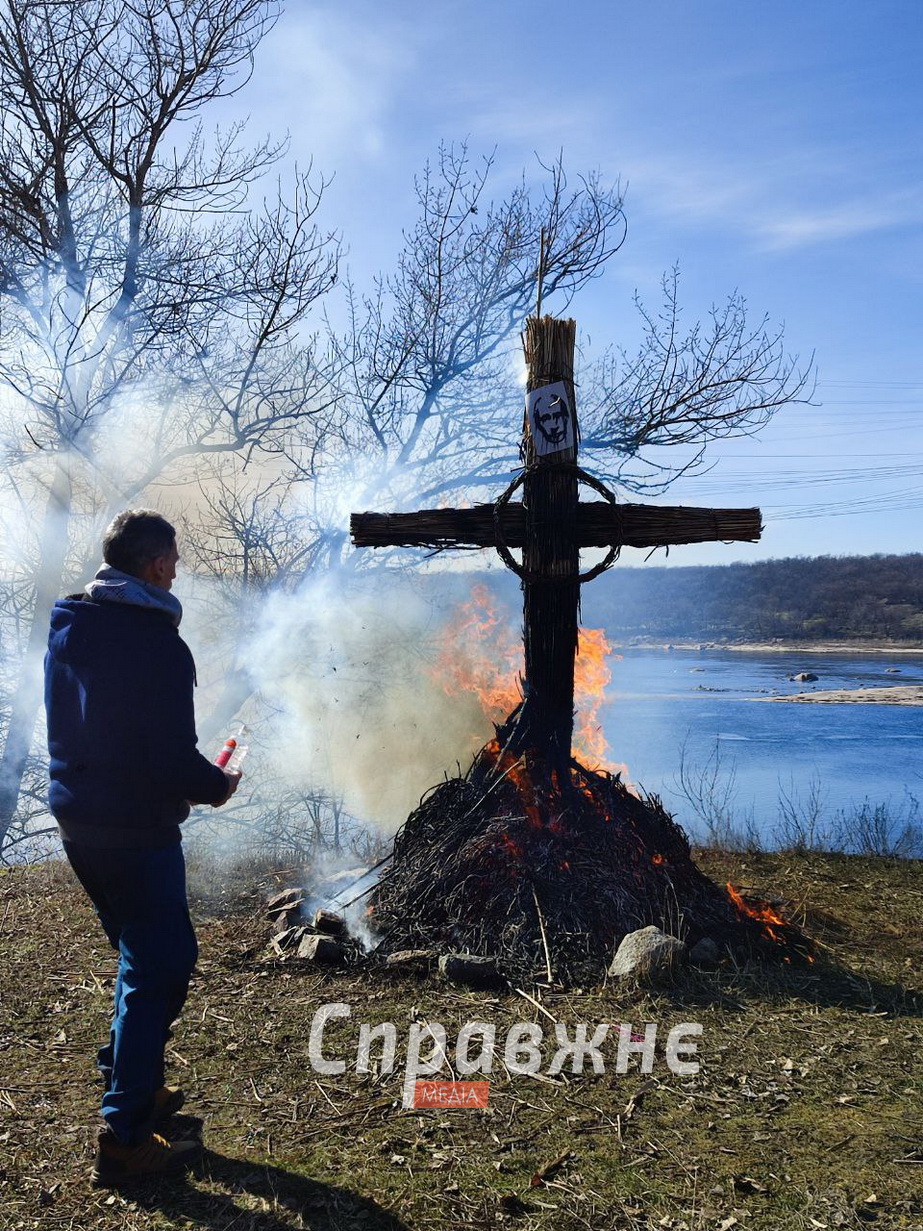 Запоріжці традиційно провели зиму спаленням опудала "путіна"