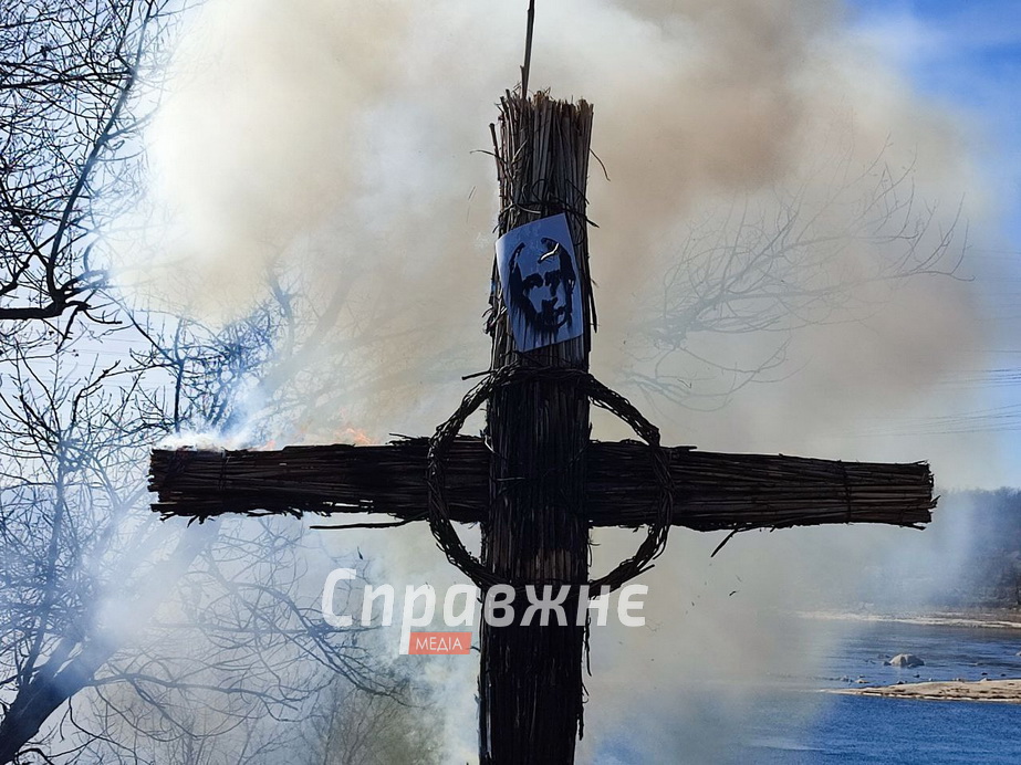 Запоріжці традиційно провели зиму спаленням опудала "путіна"