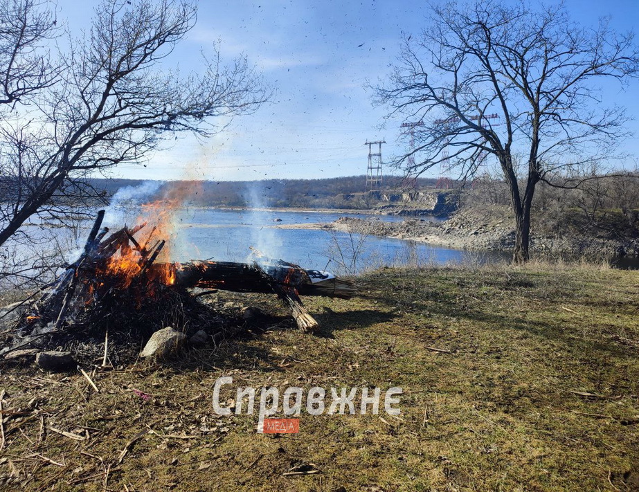 Запоріжці традиційно провели зиму спаленням опудала "путіна"