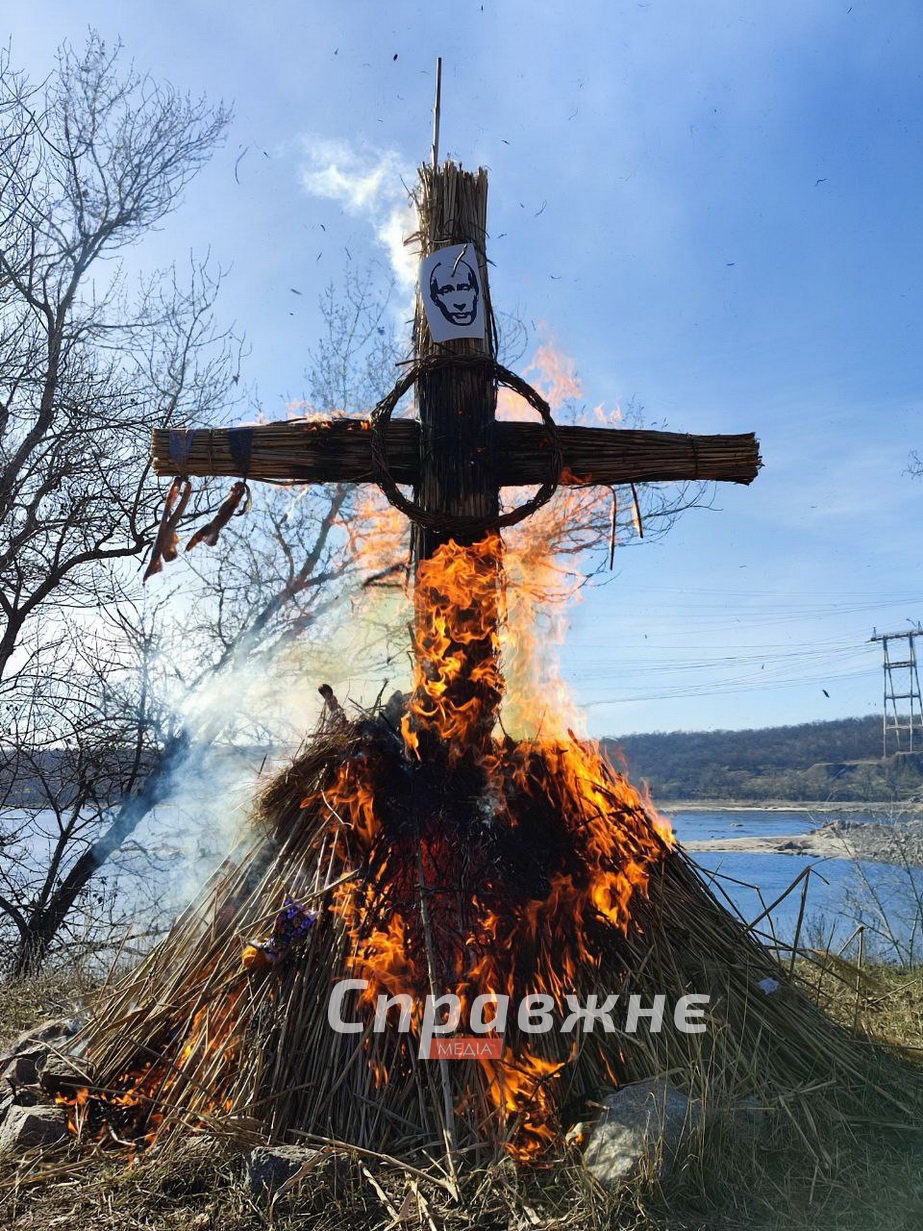 Запоріжці традиційно провели зиму спаленням опудала "путіна"