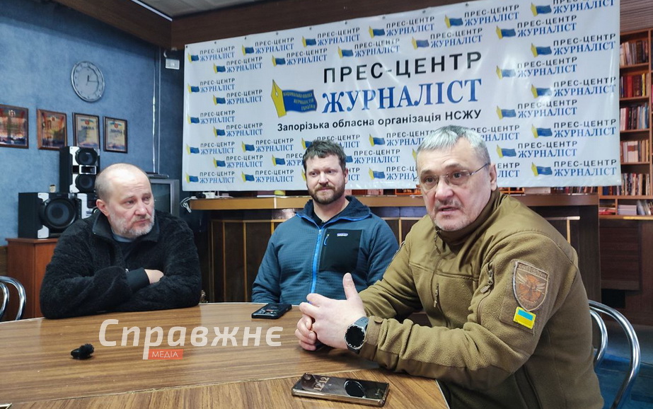 Волонтеры. Джеред Мэлоун (в центре), Игорь Корниенко (справа)