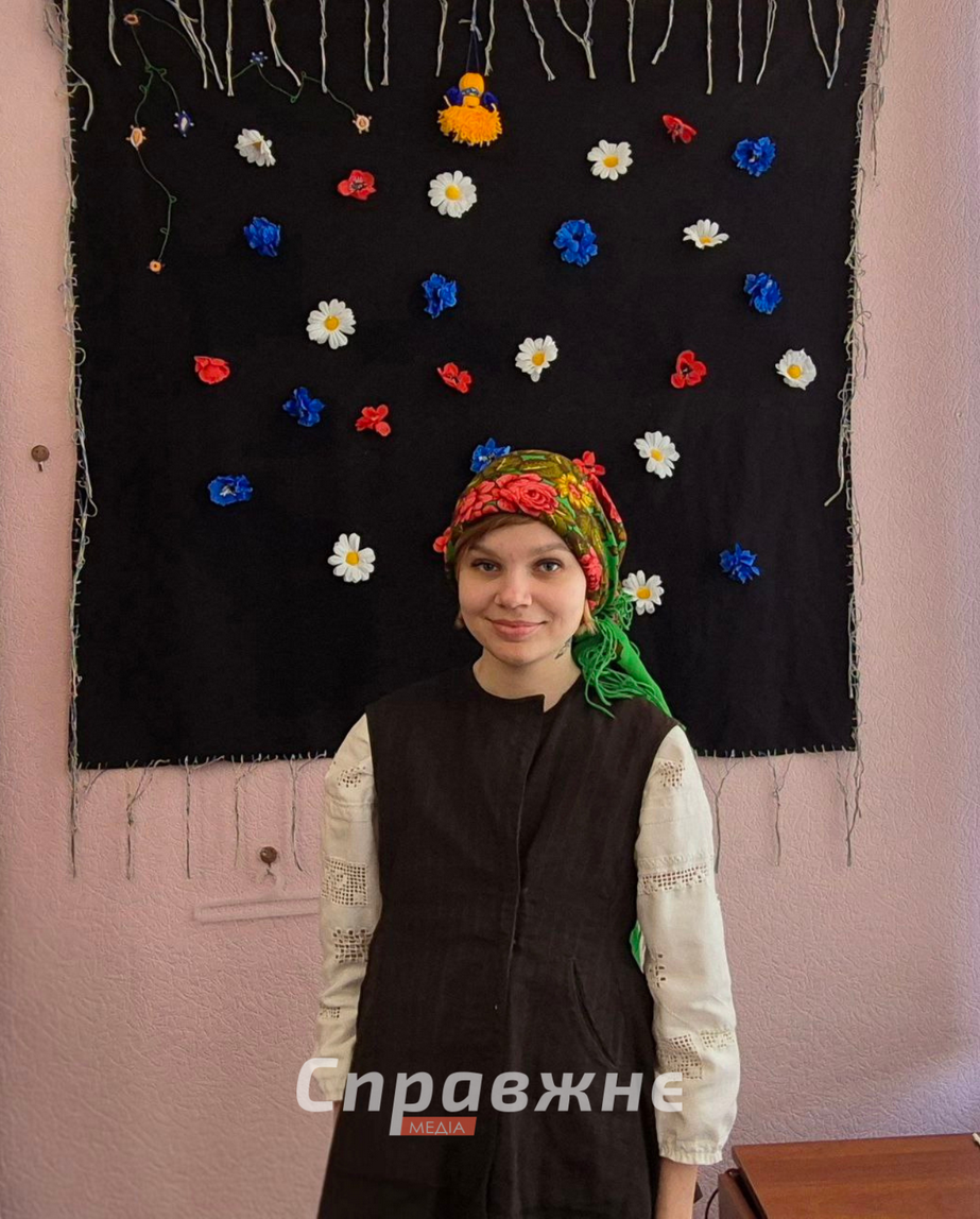 Марія Долгорука на фоні оздобленої за власним дизайном хустки