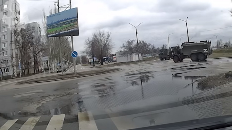 Російські окупанти в Енергодарі. Скриншот: gur.gov.ua