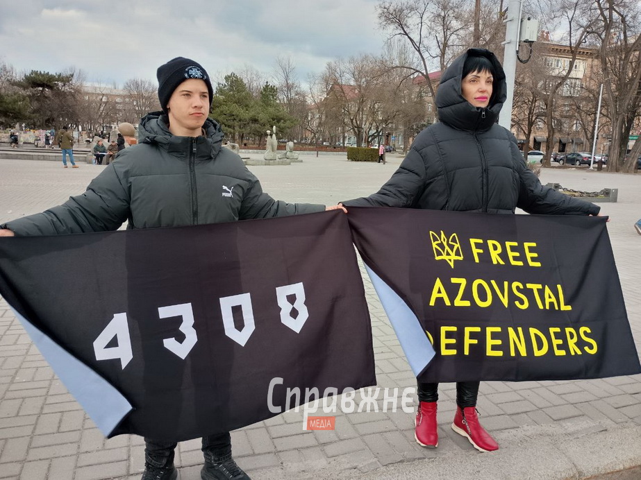"Еще одна весна в неволе": родственники пленников вышли на акцию в Запорожье