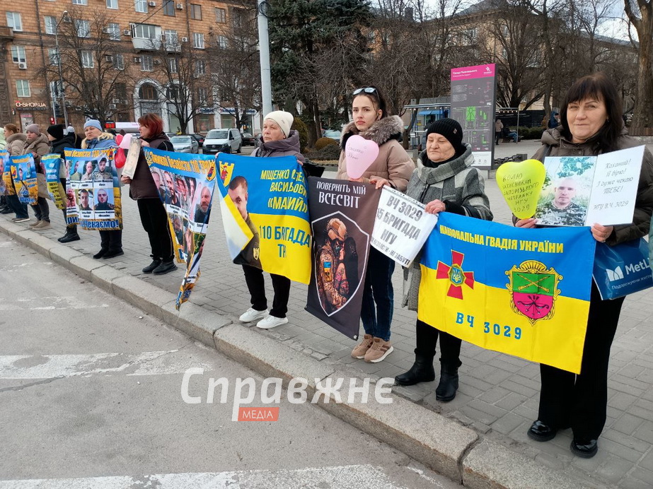 "Еще одна весна в неволе": родственники пленников вышли на акцию в Запорожье