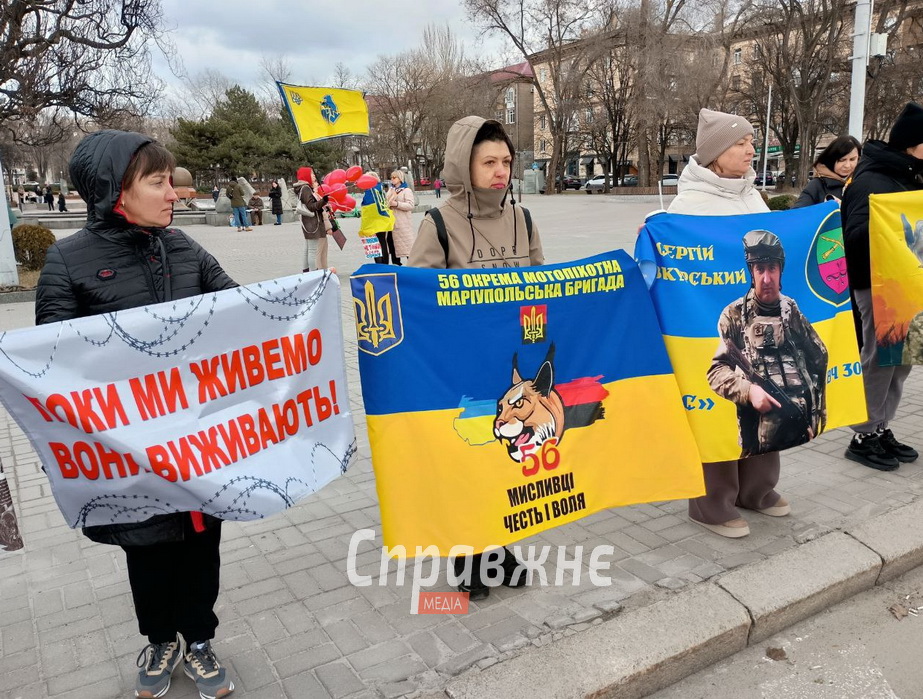 "Еще одна весна в неволе": родственники пленников вышли на акцию в Запорожье