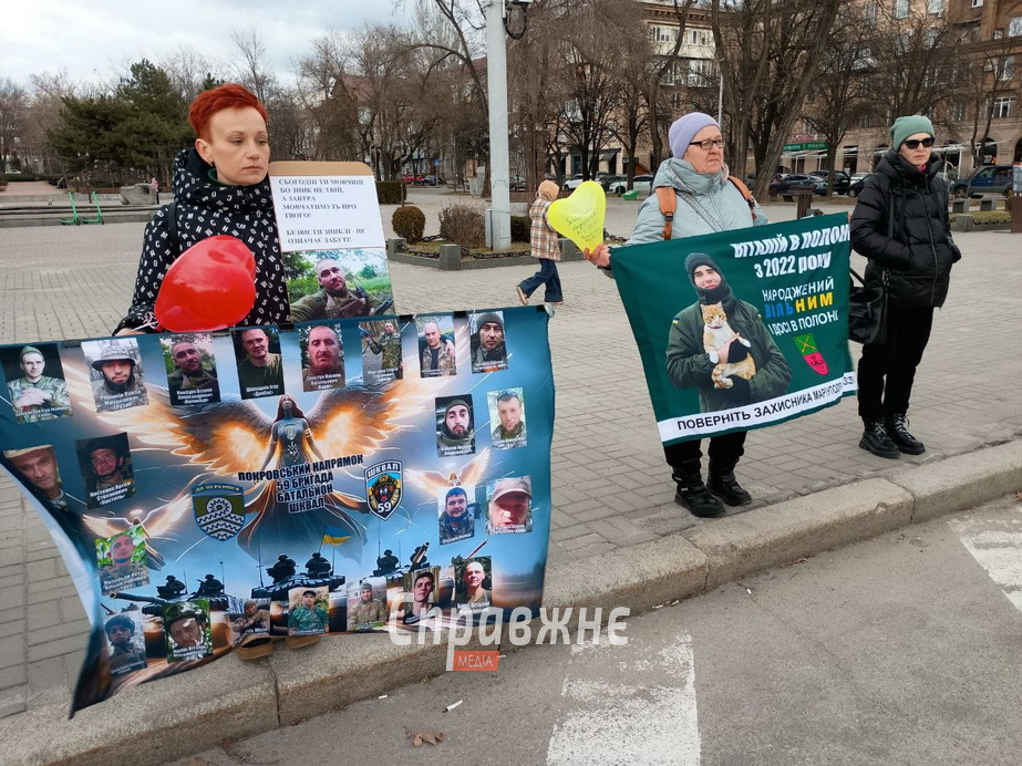 "Еще одна весна в неволе": родственники пленников вышли на акцию в Запорожье