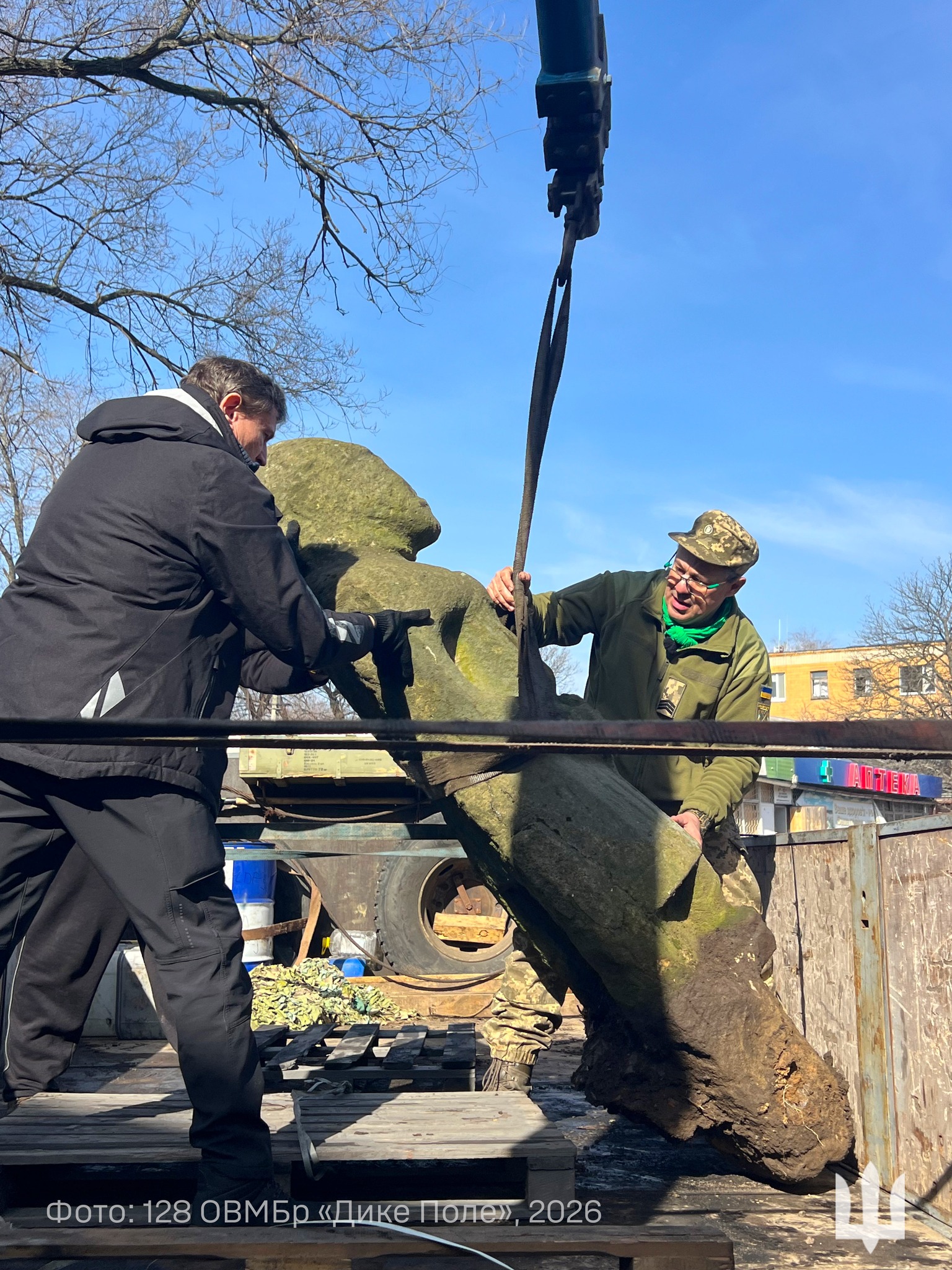 Украинские воины спасли каменных баб в Запорожье
