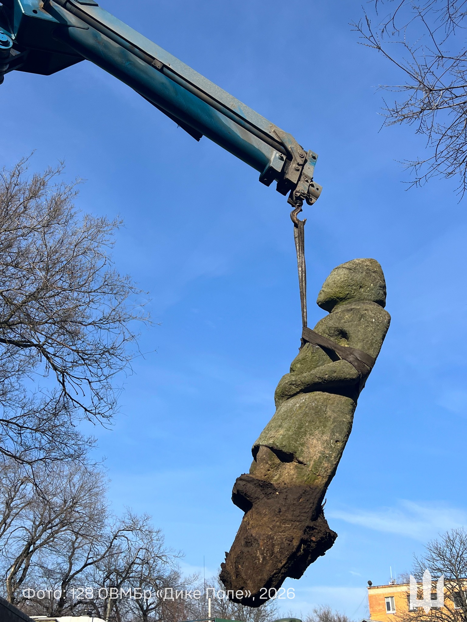 Украинские воины спасли каменных баб в Запорожье