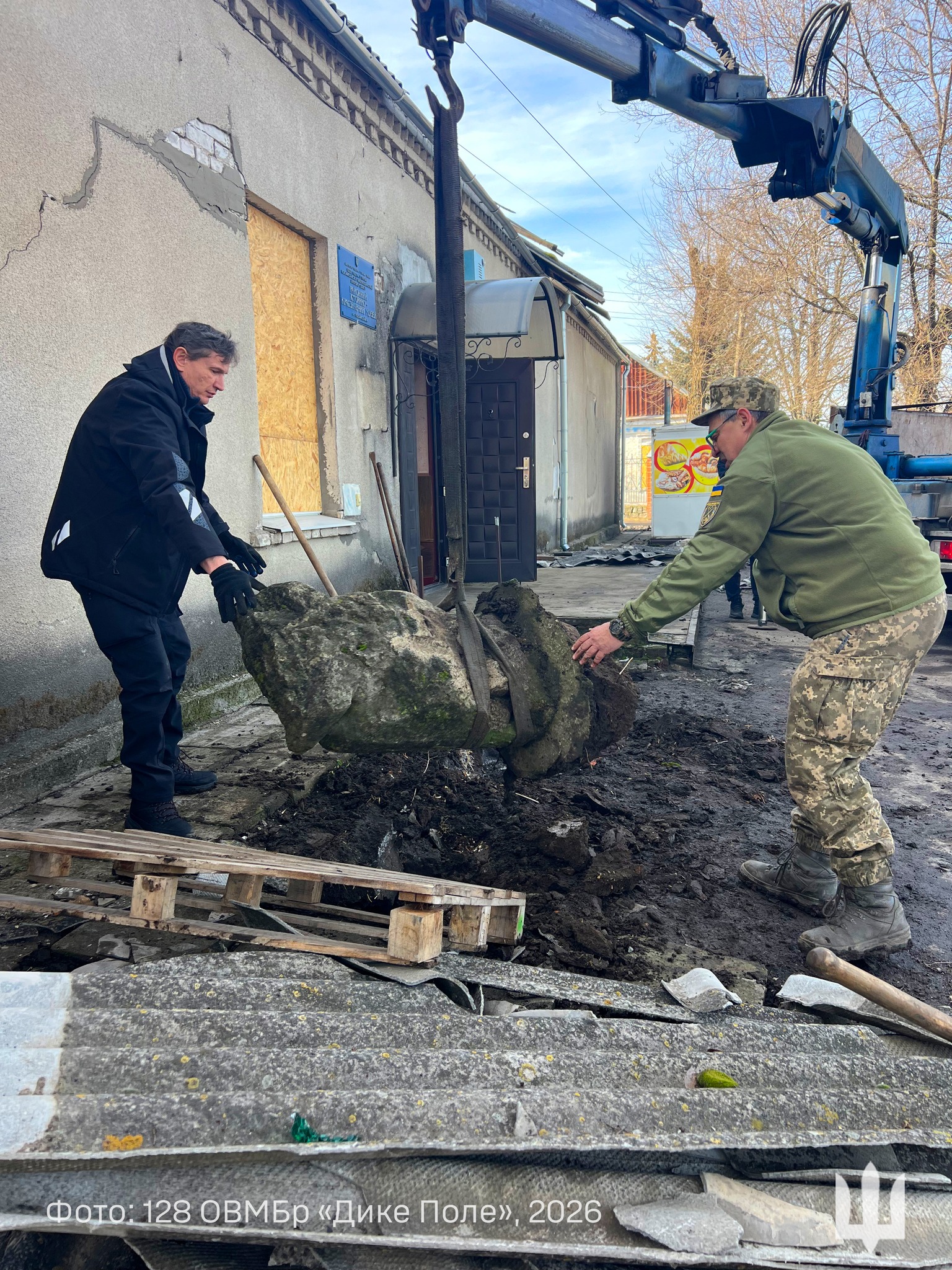 Украинские воины спасли каменных баб в Запорожье