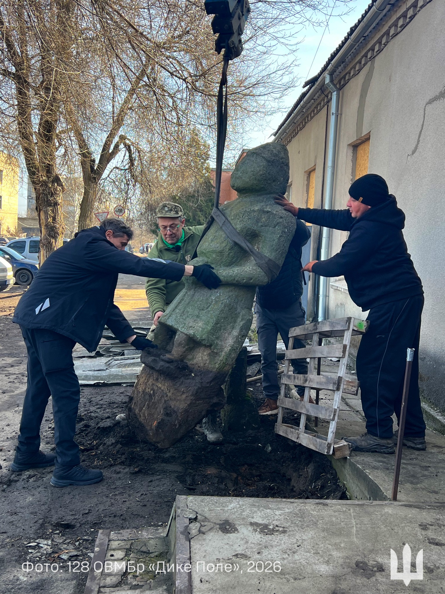 Украинские воины спасли каменных баб в Запорожье