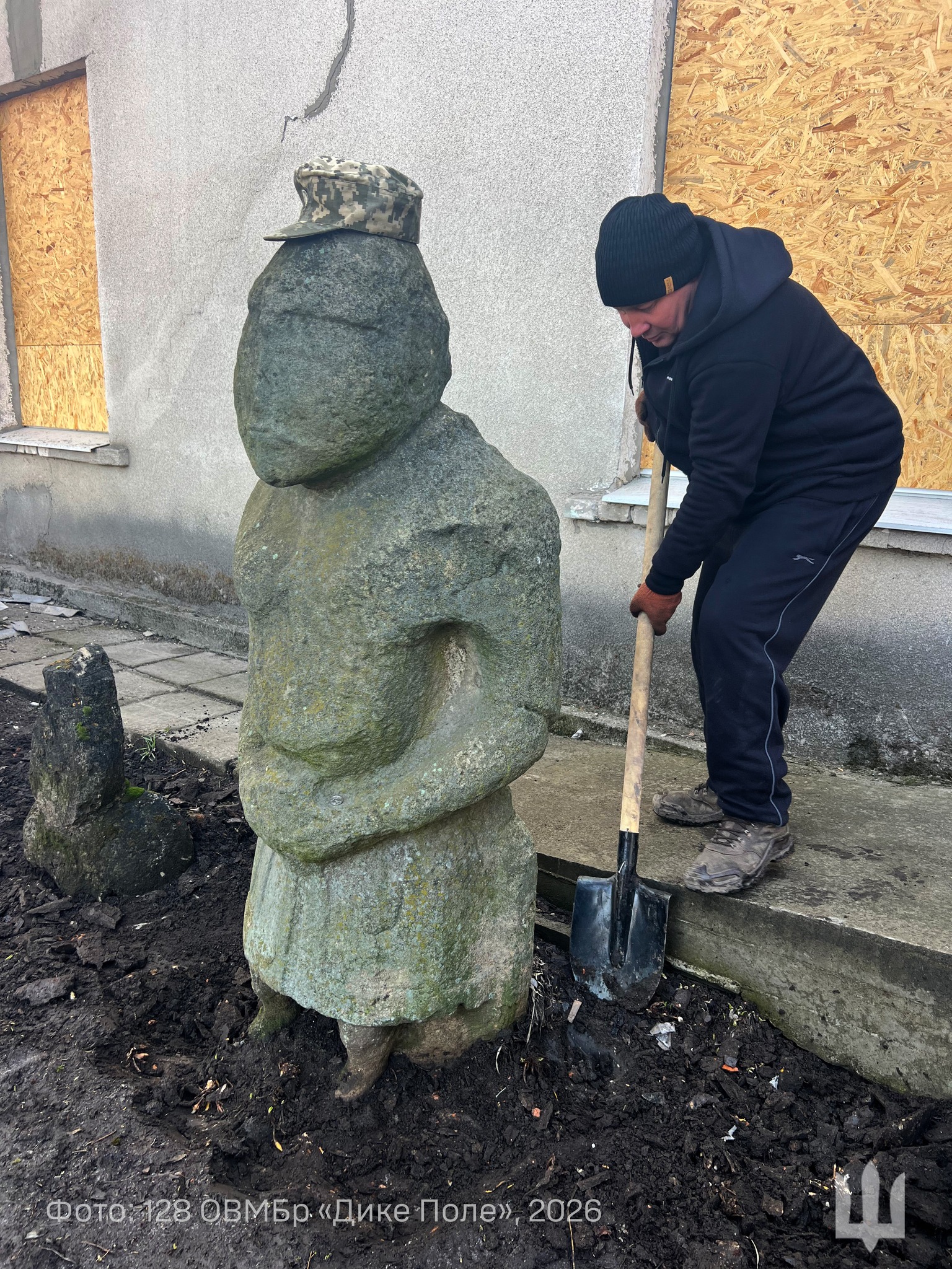 Украинские воины спасли каменных баб в Запорожье