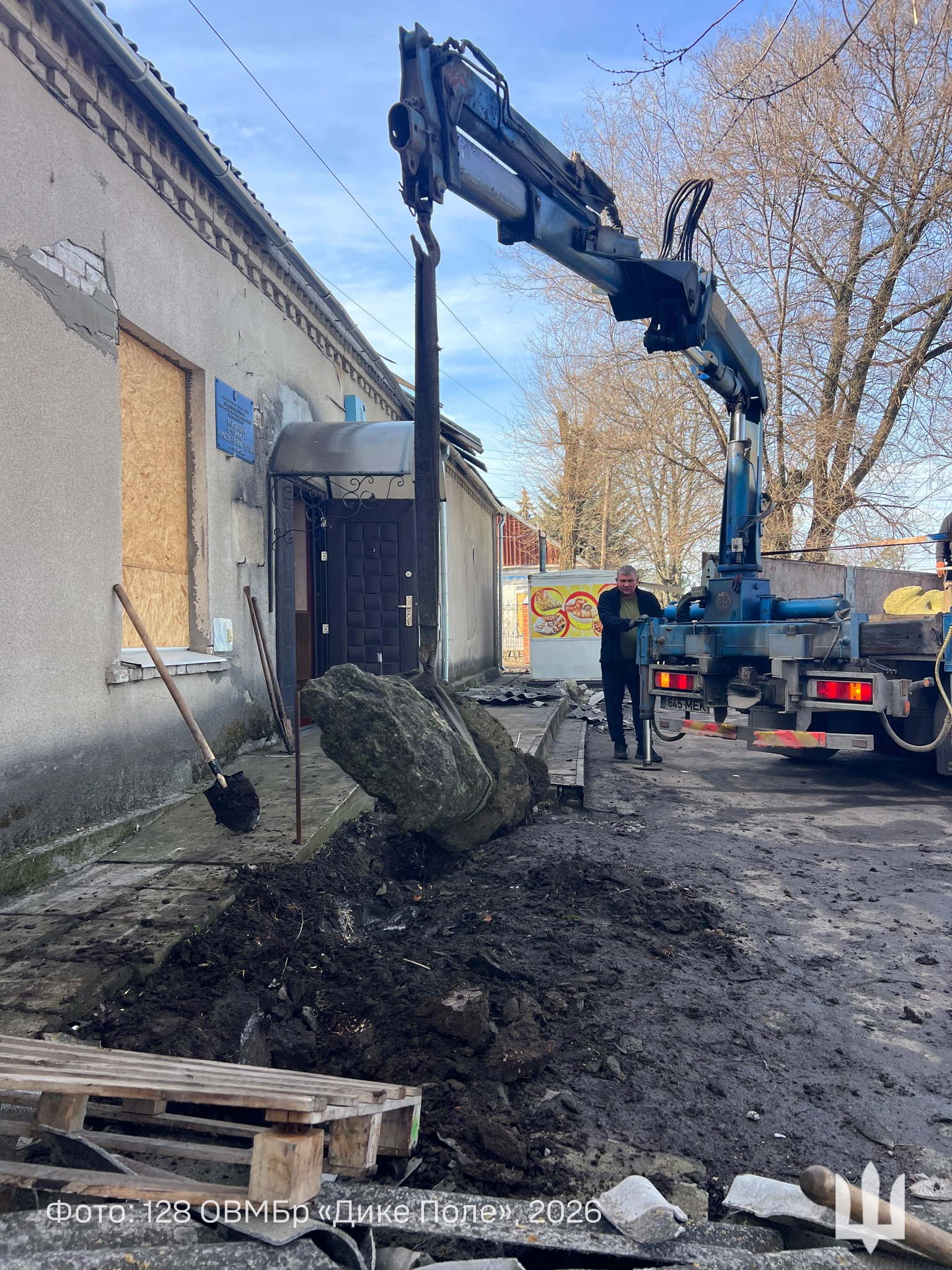 Украинские воины спасли каменных баб в Запорожье