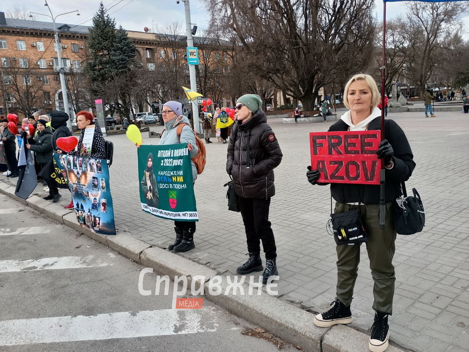 "Еще одна весна в неволе": родственники пленников вышли на акцию в Запорожье
