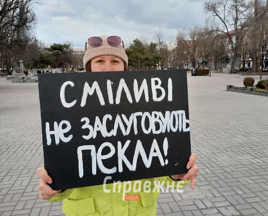 "Еще одна весна в неволе": родственники пленников вышли на акцию в Запорожье