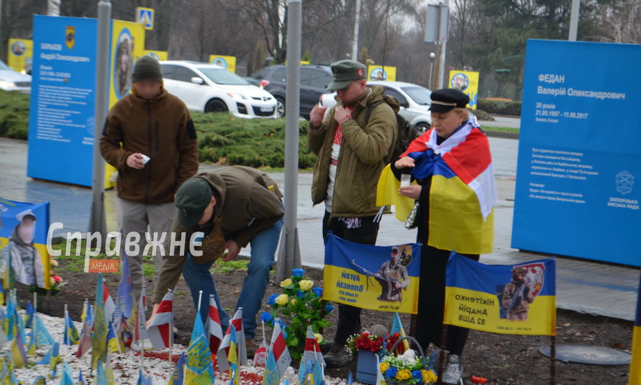 Білоруські добровольці та запорізька волонтерка на Алеї Слави