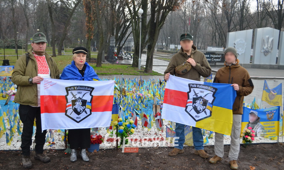 Білоруські добровольці та запорізька волонтерка на Алеї Слави