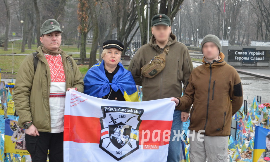 Білоруські добровольці та запорізька волонтерка на Алеї Слави