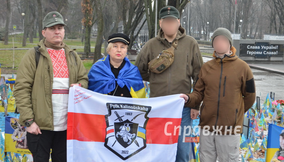 Белорусские добровольцы и запорожская волонтер на Аллее Славы