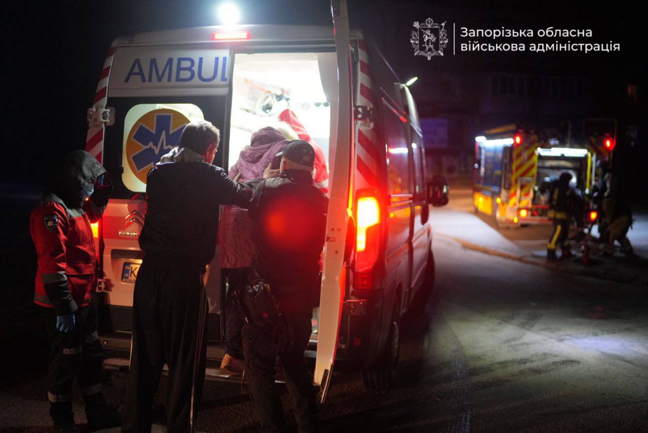 Є постраждалі: приватний сектор Запоріжжя палав після дронової атаки