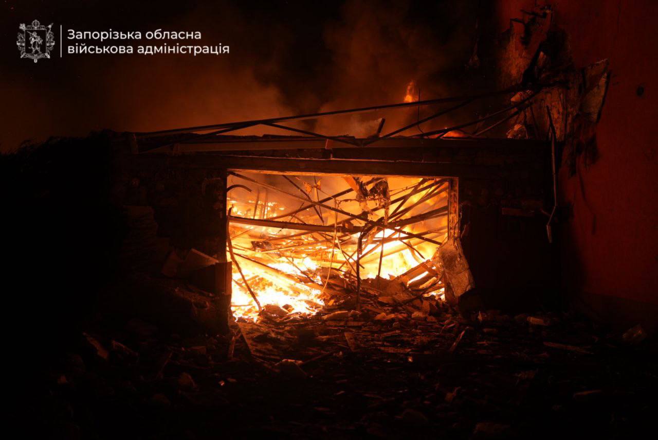 Є постраждалі: приватний сектор Запоріжжя палав після дронової атаки