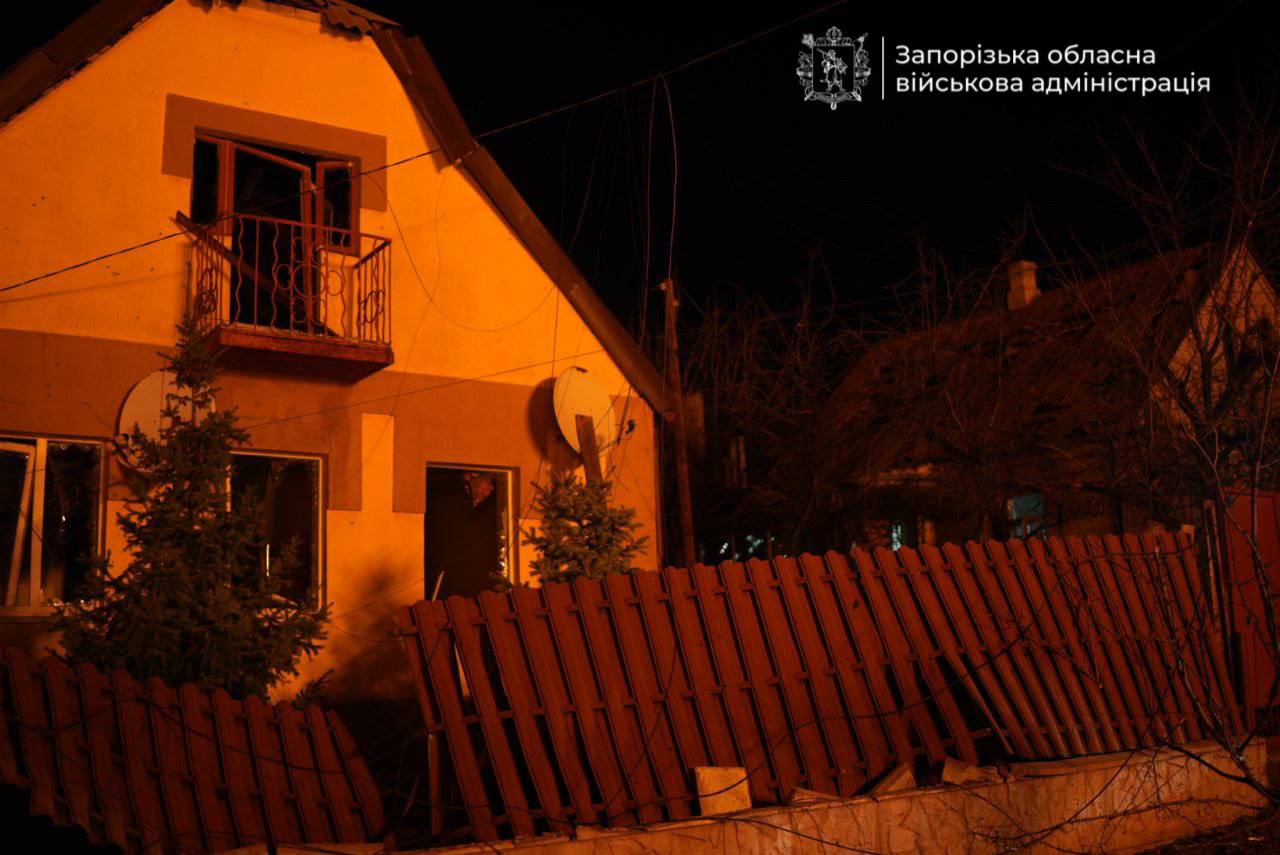 Есть пострадавшие: частный сектор Запорожья пылал после дроновой атаки