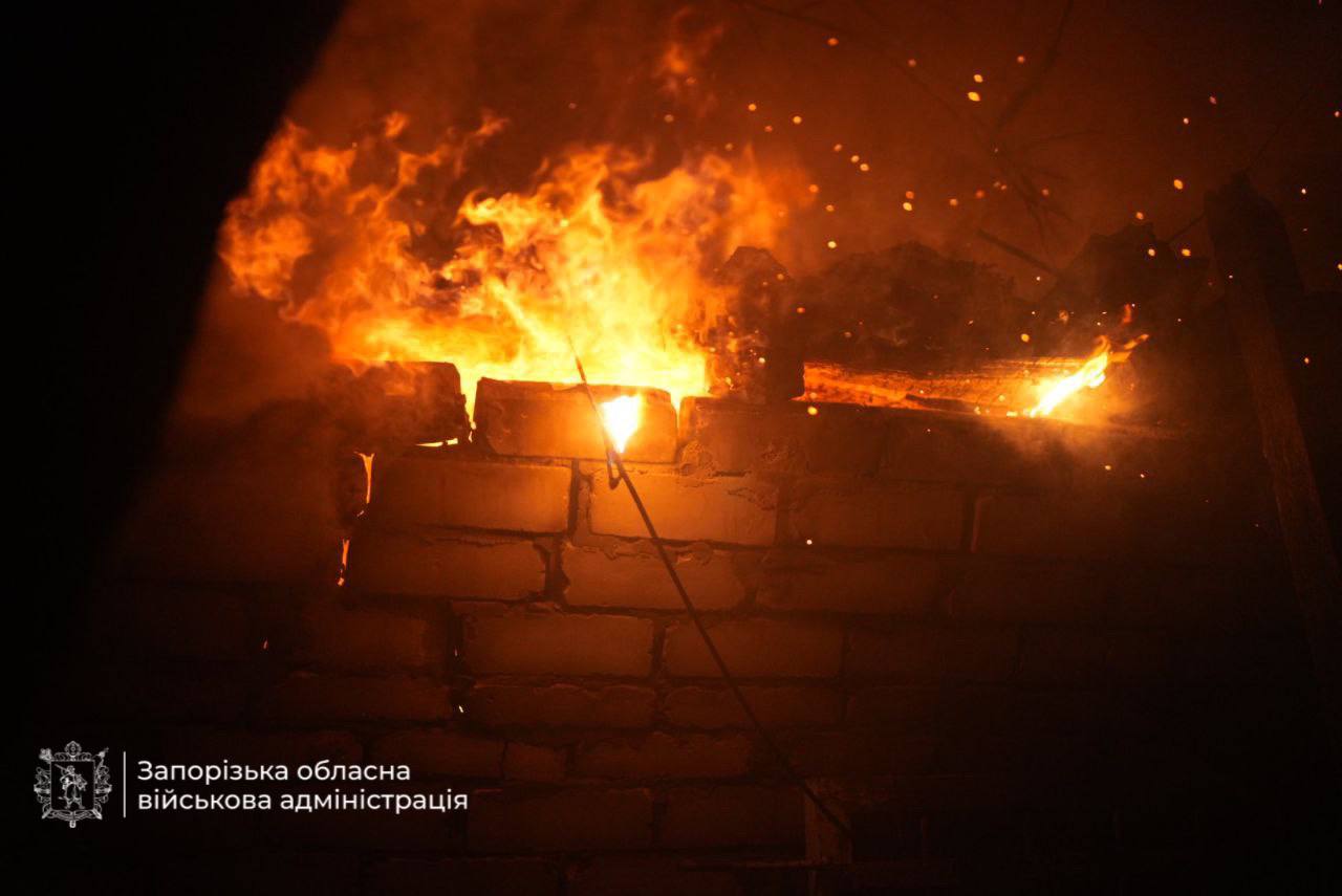 Є постраждалі: приватний сектор Запоріжжя палав після дронової атаки