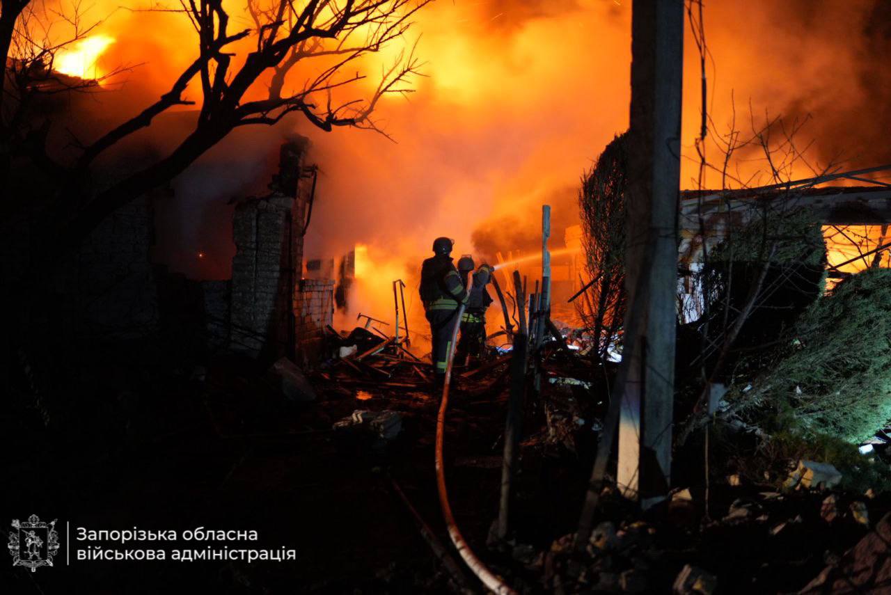 Є постраждалі: приватний сектор Запоріжжя палав після дронової атаки
