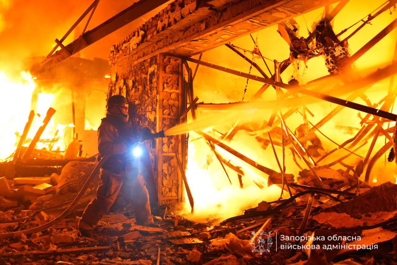 Есть пострадавшие: частный сектор Запорожья пылал после дроновой атаки