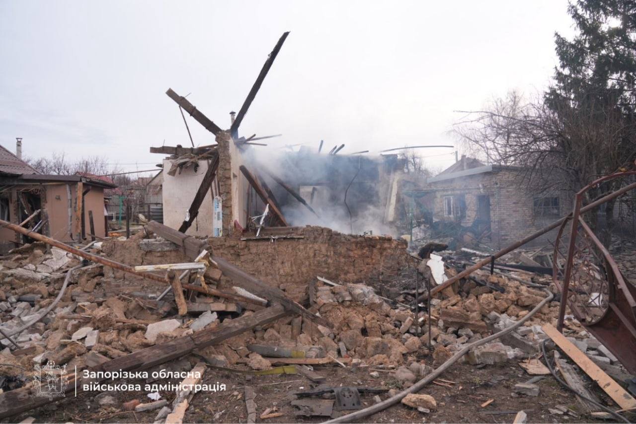 Раненые дети, погибли взрослые: оккупанты разбили дом в Запорожье