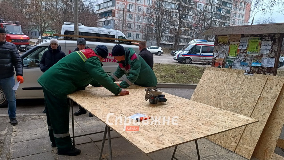 Комунальники працюють на місці