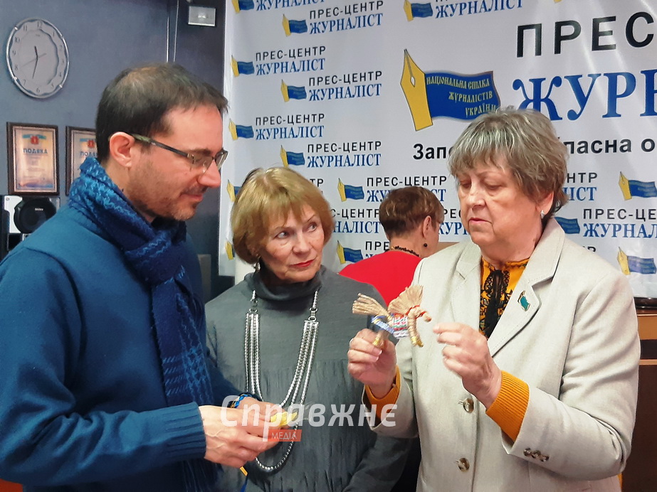 Журналістка Алла Шамрай подарувала Крістіану власноруч виготовлені сувеніри, традиційні українські оберіги: коника із соломки та ляльку-мотанку