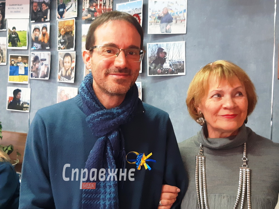 Крістіан Росс разом із журналісткою Світланою Костюк