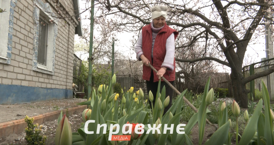 Марія порається в садку