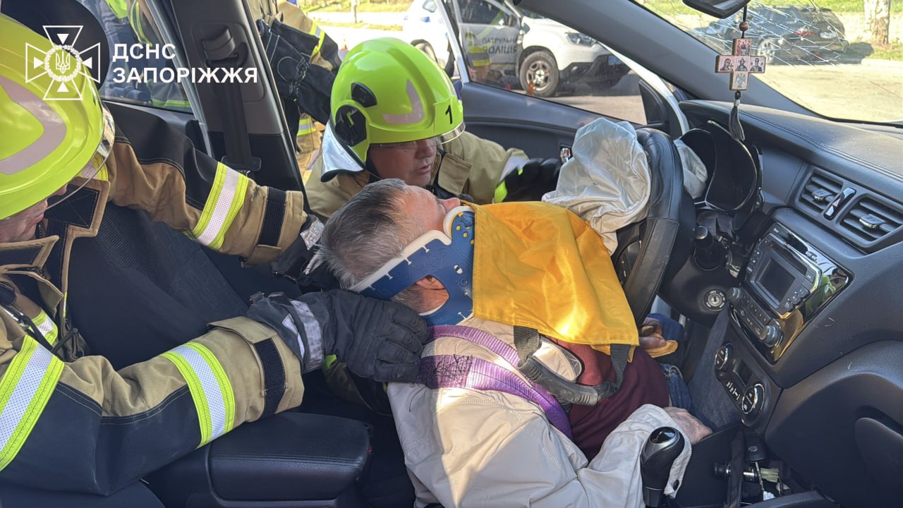 Автівка влетіла в дерево в Запоріжжі – постраждав водій