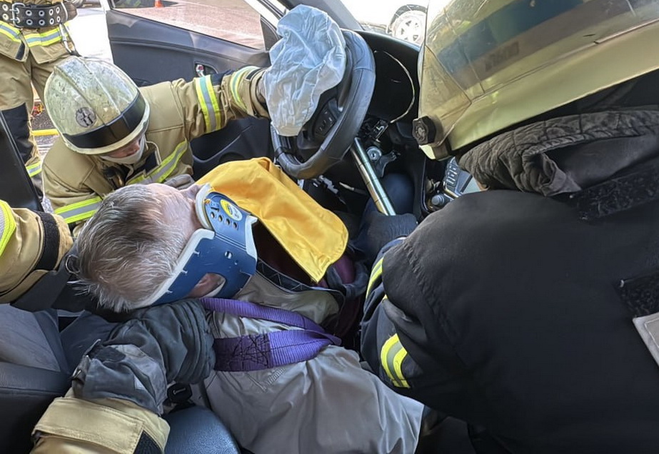 Автівка влетіла в дерево в Запоріжжі – постраждав водій